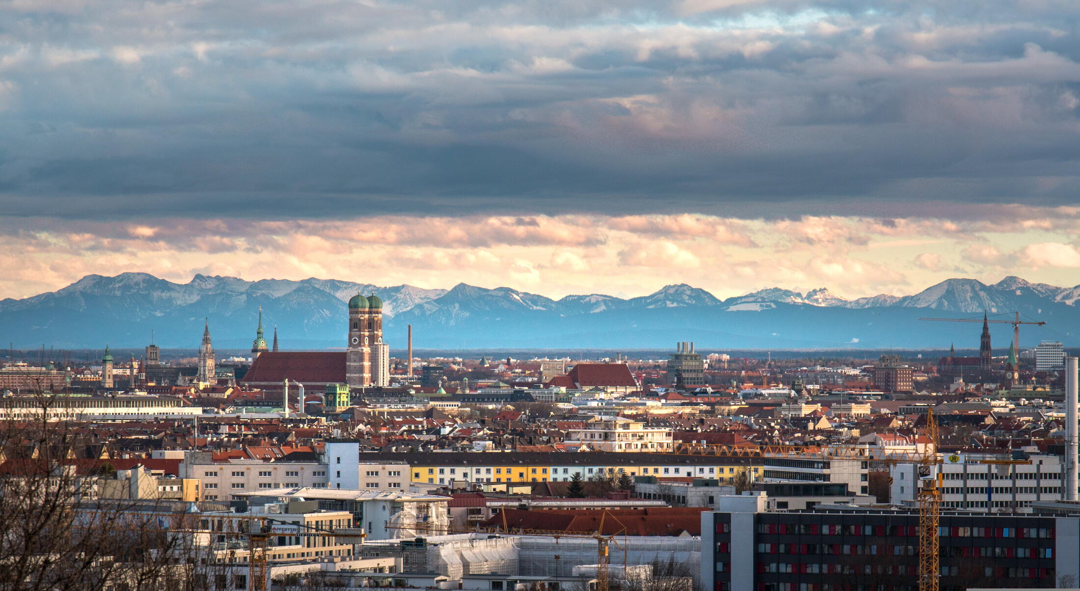 München mit Frauenkirche und Alpenkette